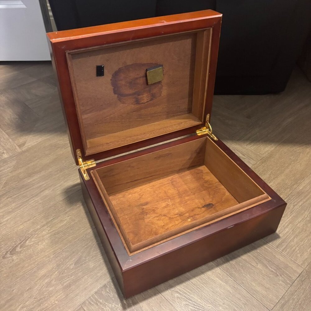 Wooden Humidor Box - Picture 4 of 9